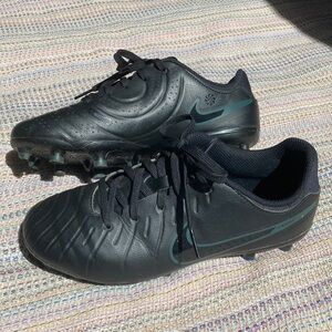 Nike soccer cleats tiempo size 4.5